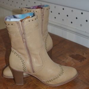 Dingo boots size 9 new without box. Color is cream to beige-gold.